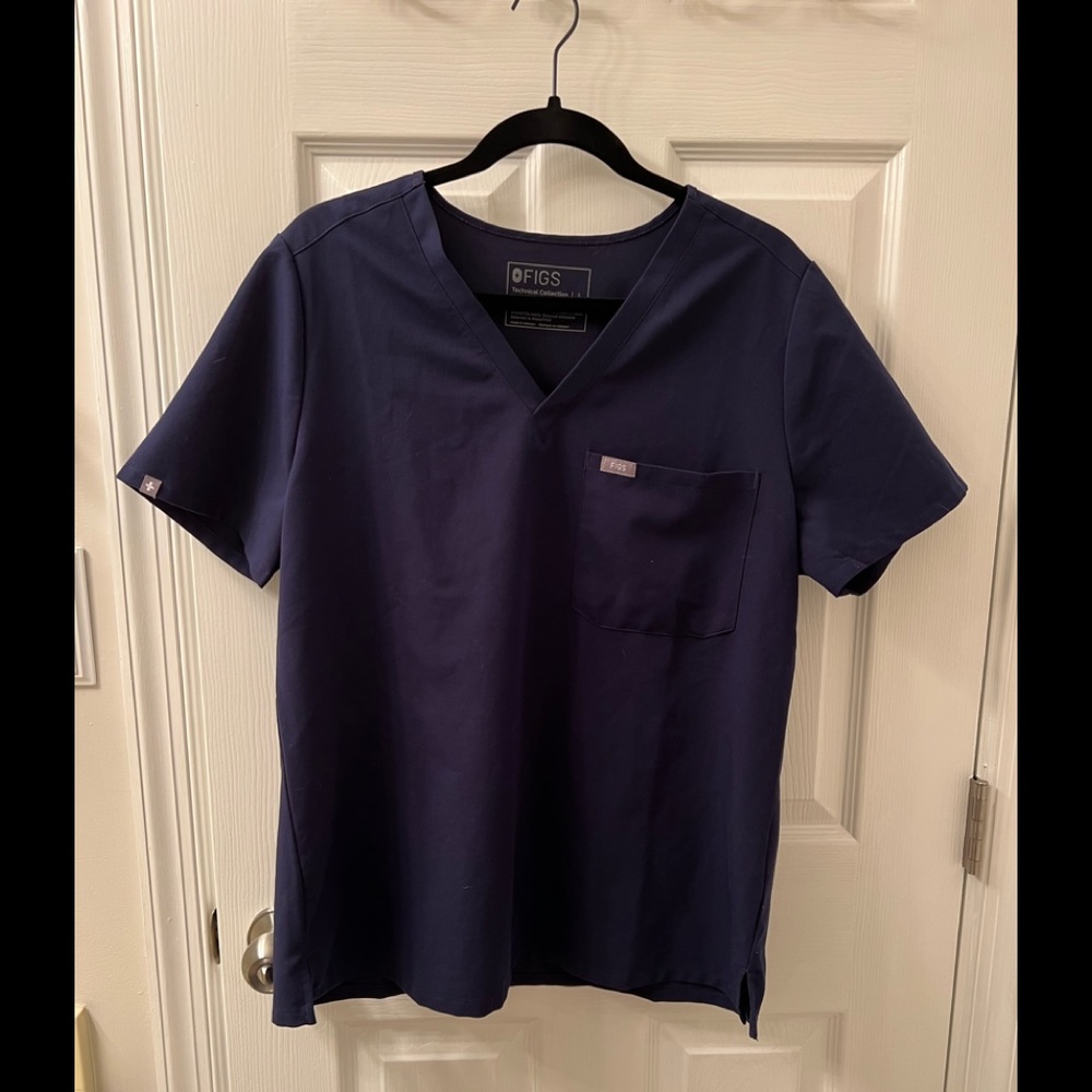 Figs scrub top L